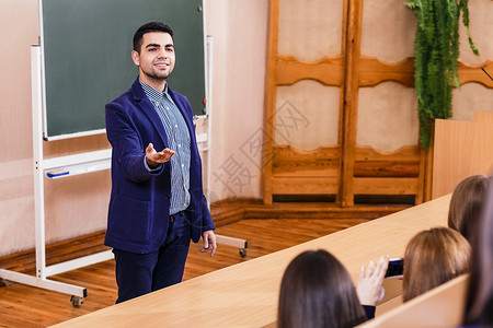 年轻老师在课堂上向学生图片