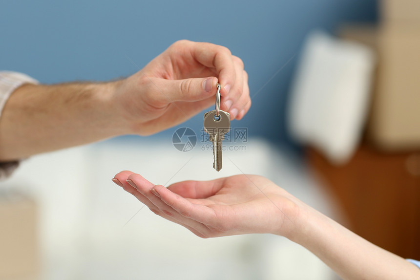 男手把钥匙从新公寓传给女手图片