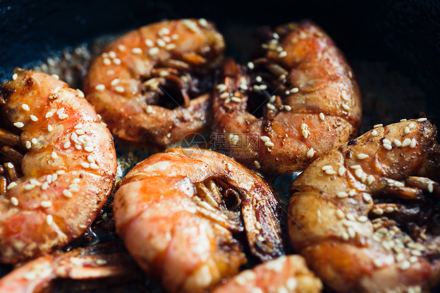 在锅里炸成黄油的阿根廷大红虾加上大蒜和芝麻种图片