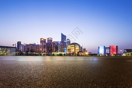 空荡的柏油路与杭州的城市景观和天际线图片