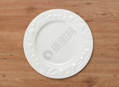 木桌上的空餐盘背景图片