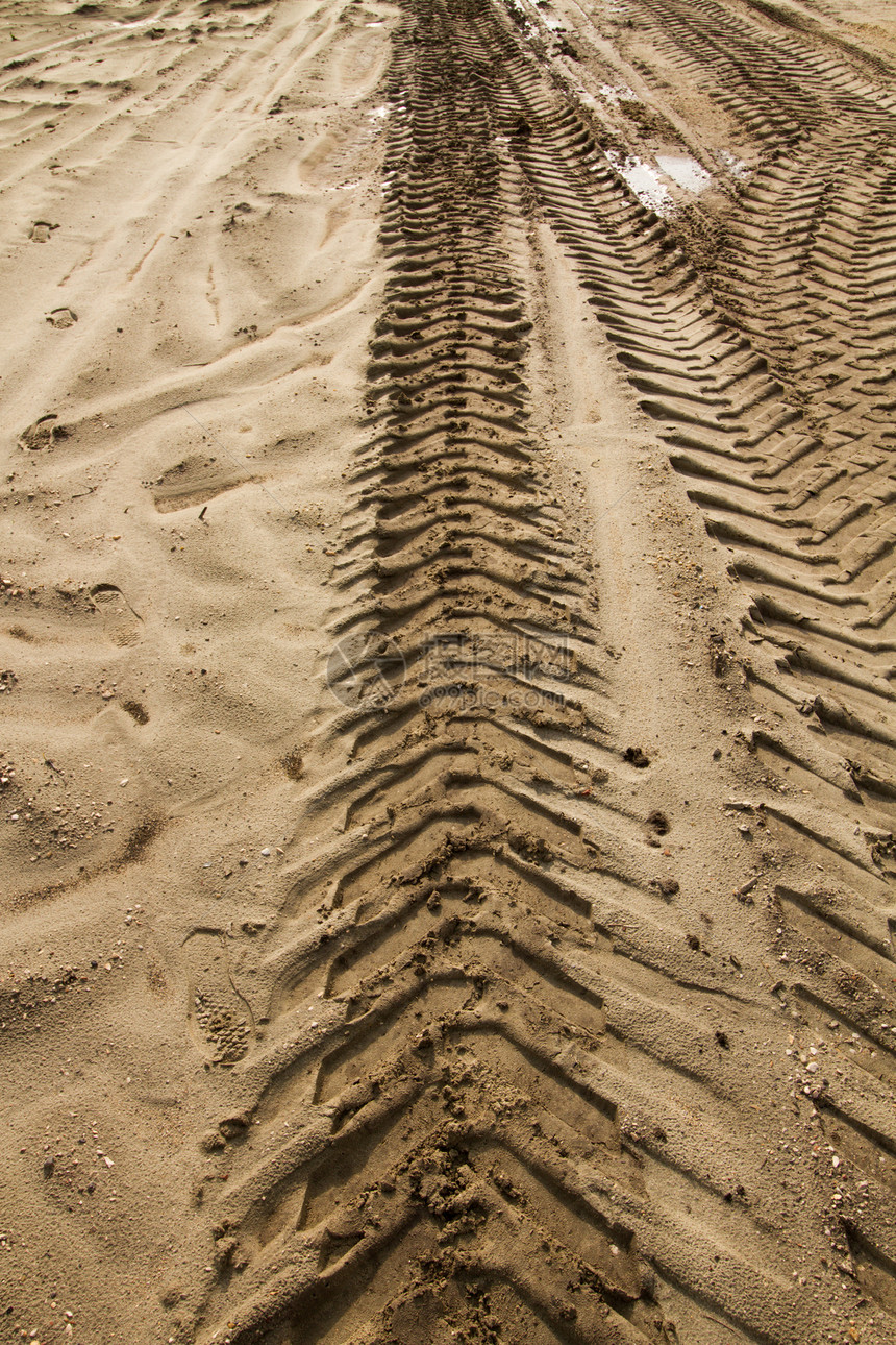 沙子中的轮胎痕迹纹理图片