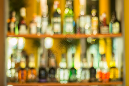饮料和酒精在酒吧图片