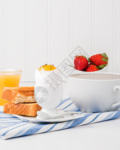 煮熟的鸡蛋和烤面包配上咖啡和果汁图片