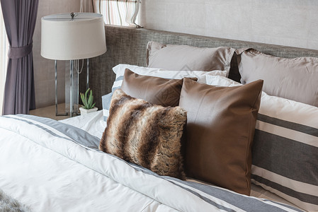 床上的棕色枕头在现代卧图片