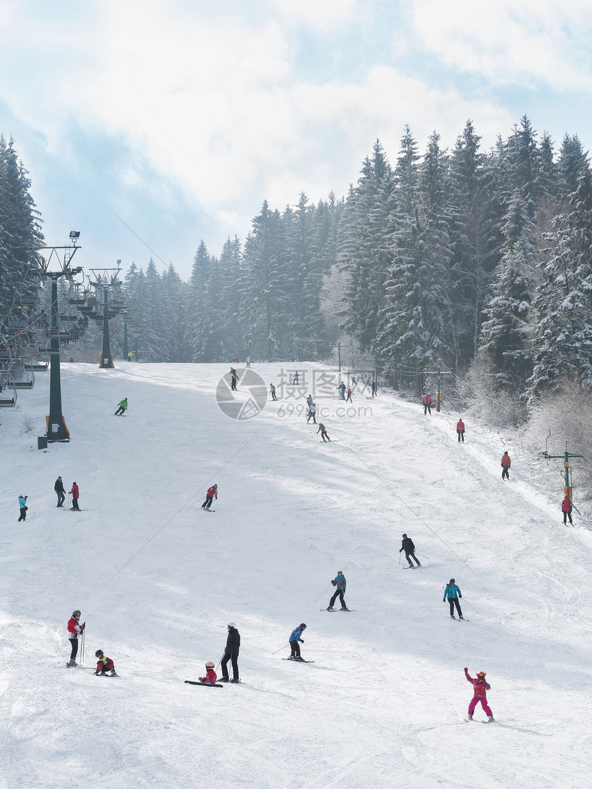 寒冬山坡人们在滑雪和滑雪日运动中玩滑图片