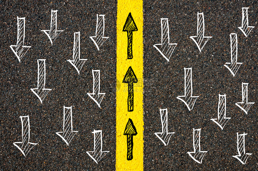 路标黄色油漆分界线在不同方向的箭头之间图片
