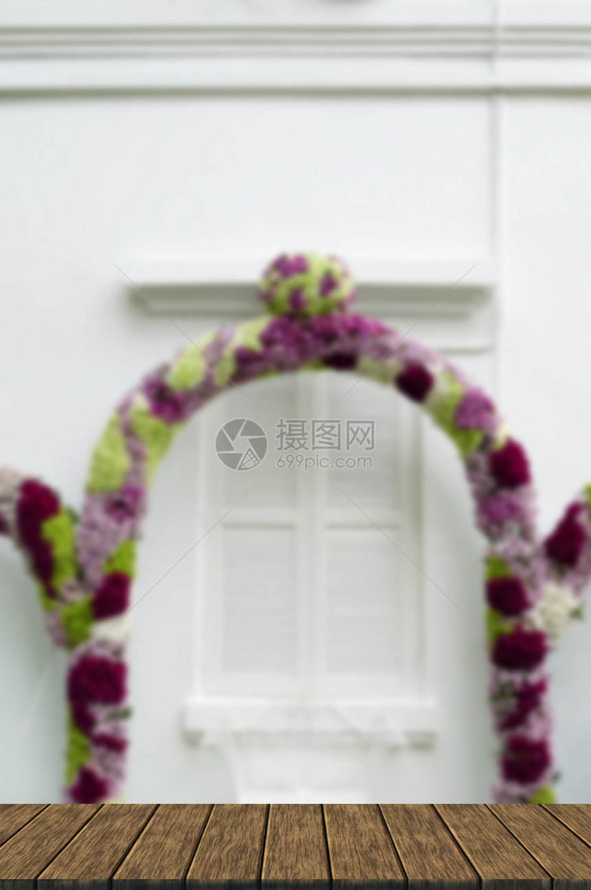 在白木门前装饰鲜花的拱门图片