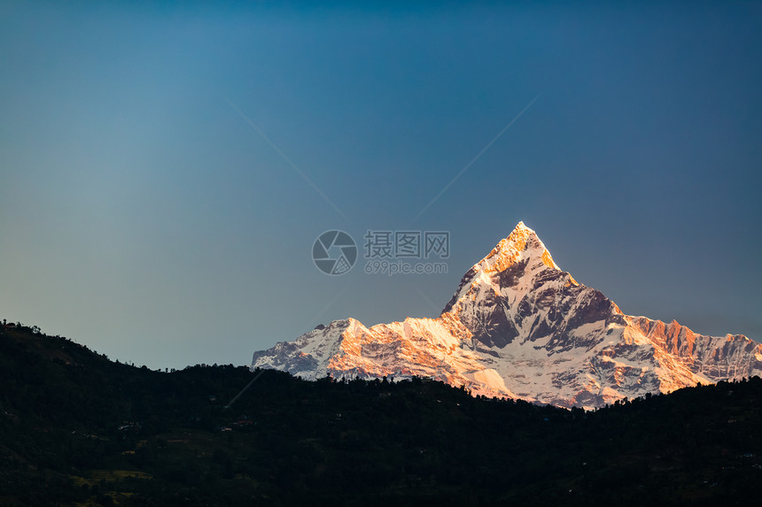 喜马拉雅山脉鼓舞人心的美丽日落景观喜马拉雅山峰Machhapuchhare6993mASL在蓝色晴朗的图片