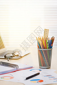 办公室工作场所用笔记本电脑报告书和铅笔在窗前有百叶窗的木制桌上图片