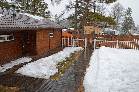 俄罗斯西伯利亚乡村住宅的院子内俄图片