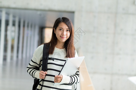 亚洲女大学生大学中背包图片