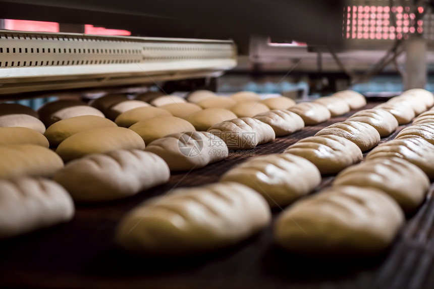在烤箱中烘烤的甜点面包面包店的生产烤箱烤面包图片