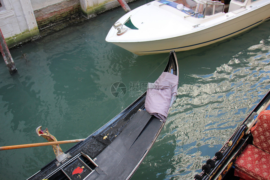 乘坐贡多拉穿越威尼斯运河图片