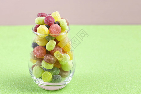 小圆形和多色糖果的特写镜头图片