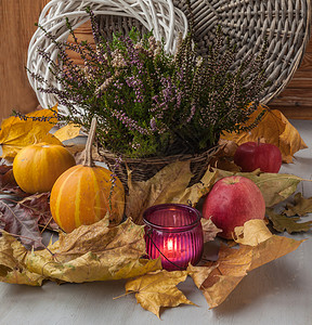 石南花和蜡烛的篮子前夕秋假图片