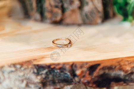 散景背的木制框架上的结婚戒指图片