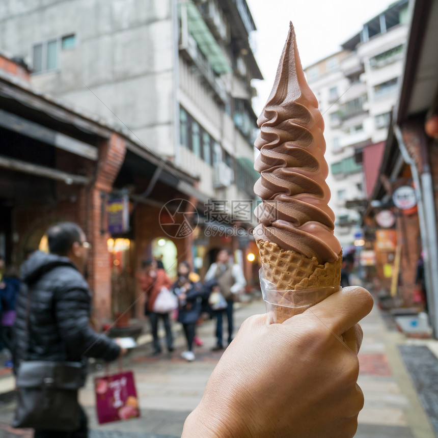 北食品街市集上美味的冰淇淋锥混合草莓和图片