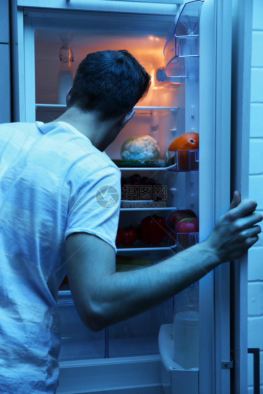 男人晚上在冰箱里图片