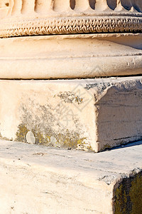 古老的柱岩石建筑在雅典的罗曼寺庙里被烧成灰图片