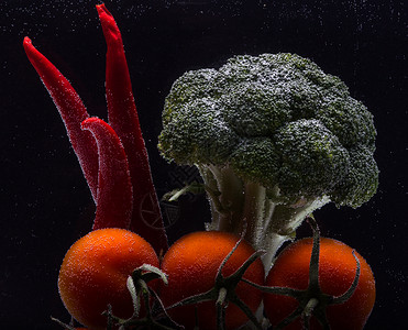 蔬菜番茄西兰花胡椒在黑色上分离图片