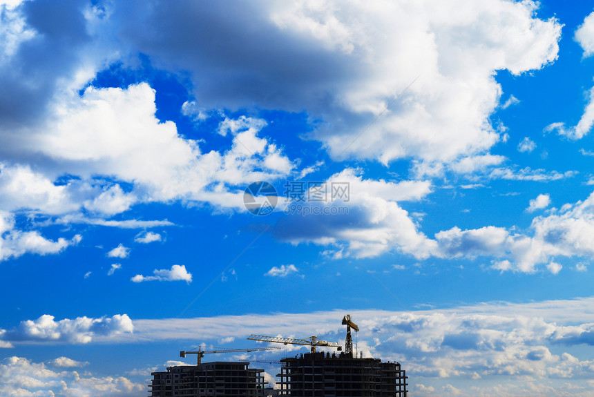 多云的蓝色夏日天空图片