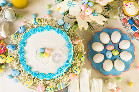 甜食桌套装蛋糕和蛋糕为图片
