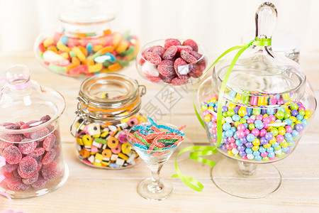 玻璃糖果罐中的五彩糖果图片