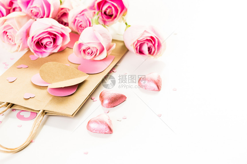 粉红玫瑰和手工制作的礼物袋图片