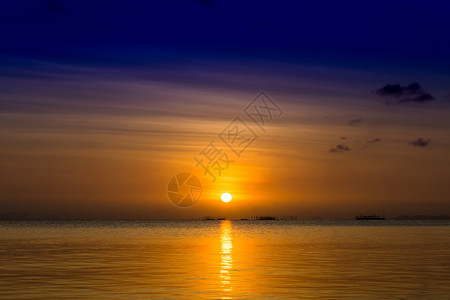 泰国南部湖面的日落天空图片