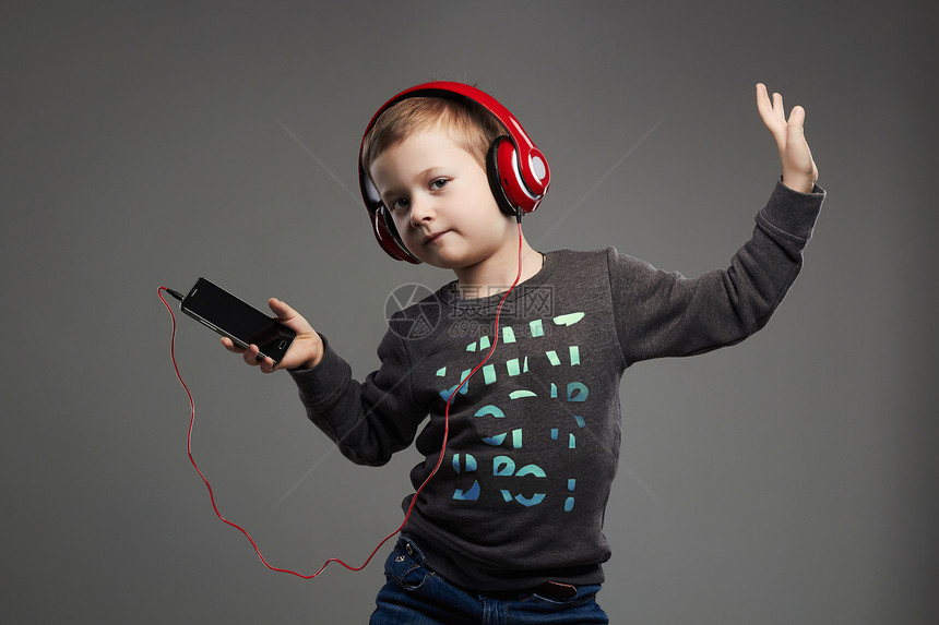 小男孩在耳机里时装的小孩图片