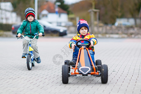 两个小朋友在户外玩具赛车和自行车孩子们参加比赛儿童概图片