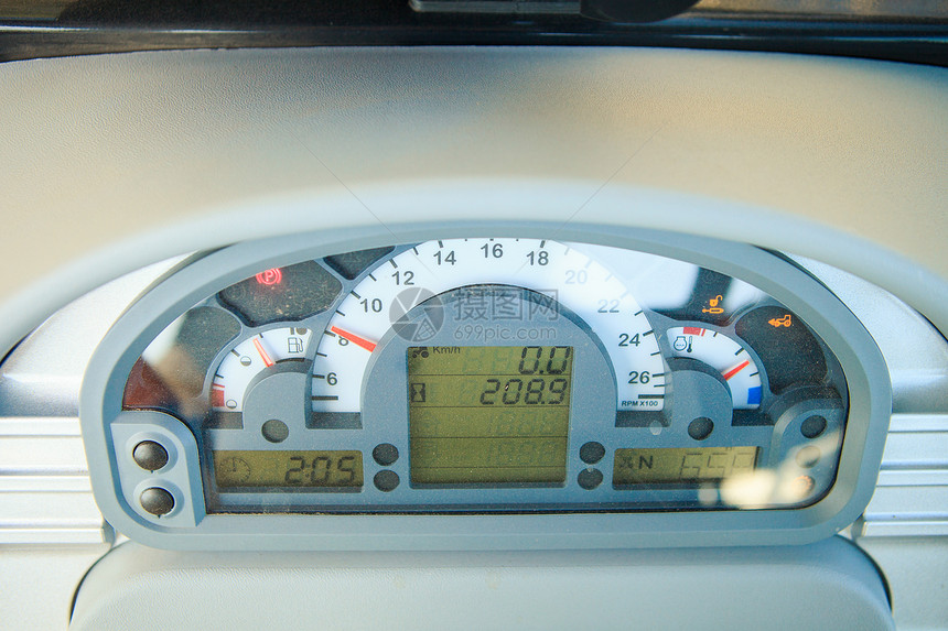 拖拉机驾驶室仪表板上的近距离车速表图片