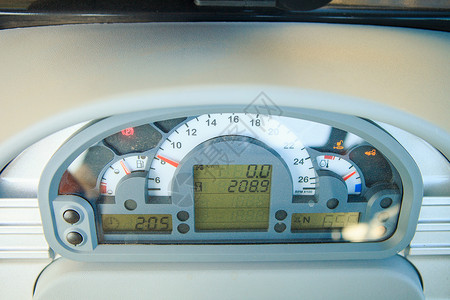 拖拉机驾驶室仪表板上的近距离车速表图片