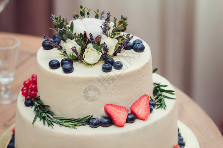 婚宴蛋糕配草莓和蓝莓在接待处图片