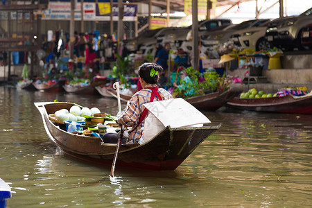 在泰国浮动市场DamonenSaduak浮动市场上销售许图片
