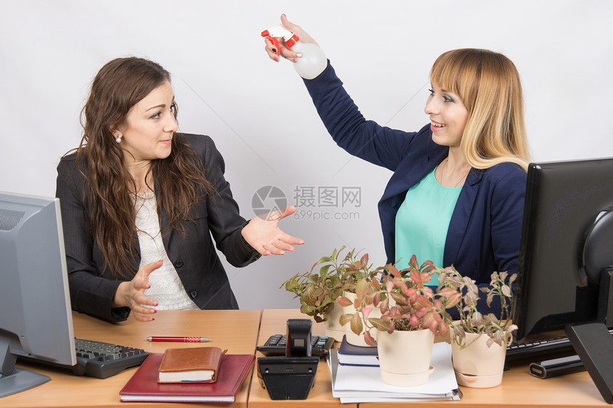 办公室雇员种植者在愤怒的同事身上喷洒来自Puliviza图片