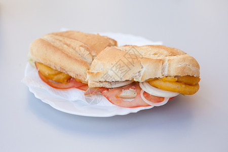西班牙加那利热带岛特纳里费Tenerife的GranadilladeAbona小镇当地餐馆新鲜脆饼炒鱿鱼卷三明治背景图片