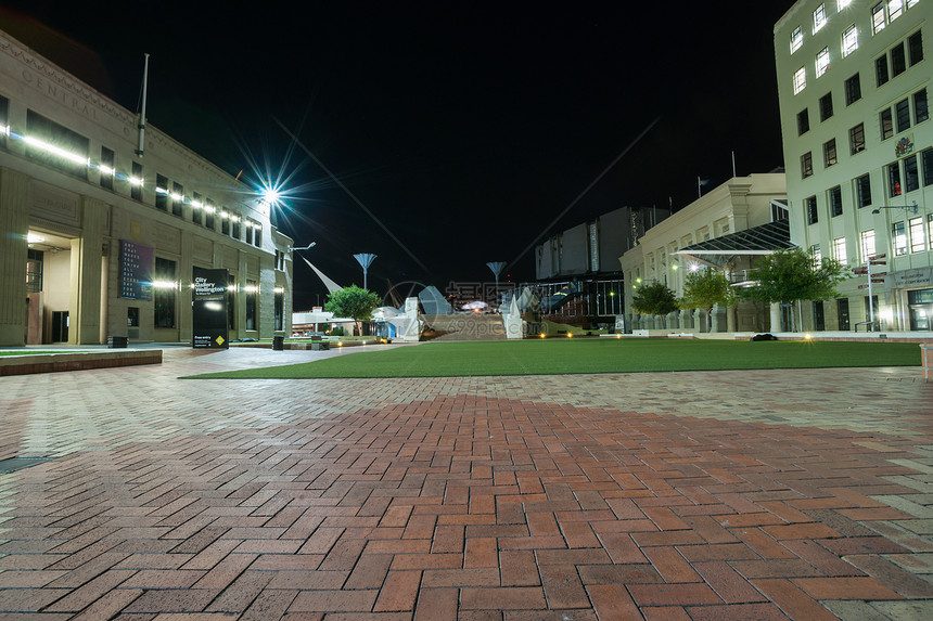 新西兰惠灵顿市中心央图书馆惠灵顿市公司大楼之间的夜景市民图片