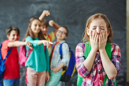 小女学生在取笑同学的背景下哭泣校对P图片