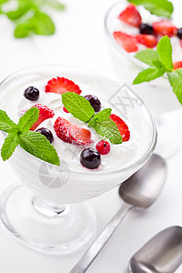 一碗新鲜的自制酸奶配浆果图片