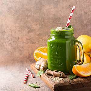 玻璃罐中的健康绿色冰沙和旧木头上的成分排毒饮食健康素食概图片