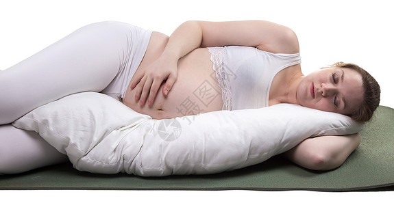怀孕的年轻睡着的女人白色背景上有垫子背景图片
