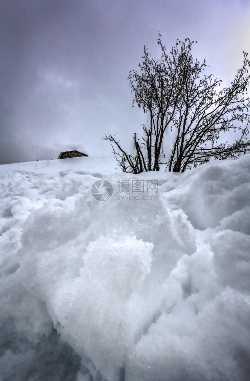 山上新雪的景色图片