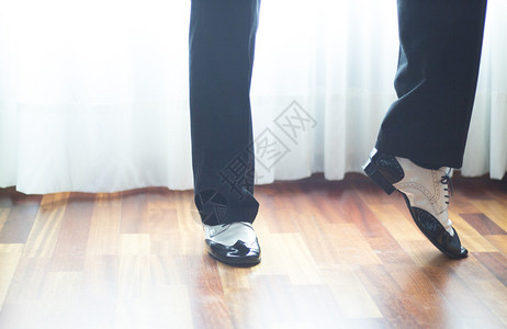 男舞厅标准运动舞蹈拉丁和萨尔舞者的脚和鞋子在舞蹈学院排练室图片