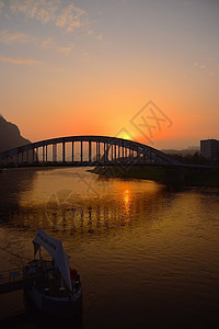 拉贝河港口的日出图片