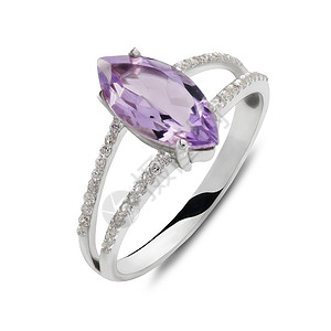 紧贴在单银环上紫色猫眼形状的宝石戒指在白色背景和微图片