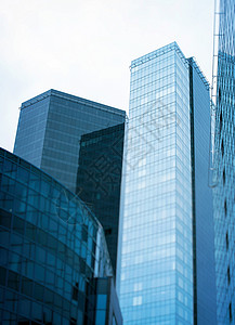 城市中的现代玻璃建筑图片