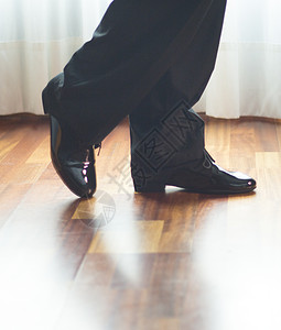 男舞厅标准运动舞蹈拉丁和萨尔舞者的脚和鞋子在舞蹈学院排练室图片
