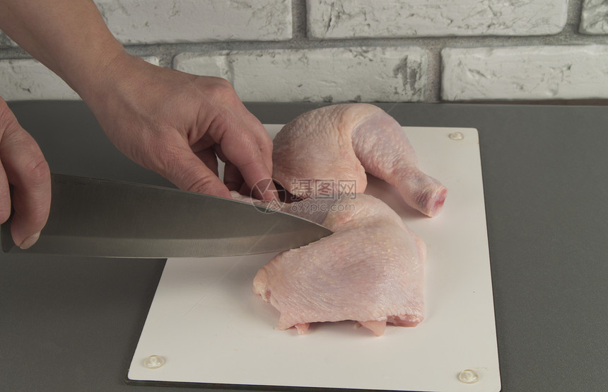 鸡煮鸡腿女人用刀切图片
